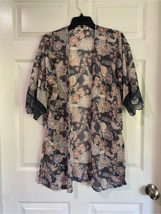 Wallflower Other - Wallflower Kimono Gray Pink Open Front XS Boho Paisley Floral Lace Trim